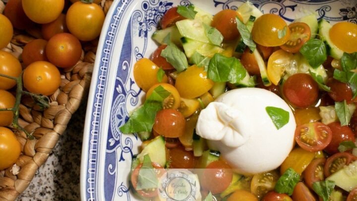 Salada de Tomate e Pepino com Burrata