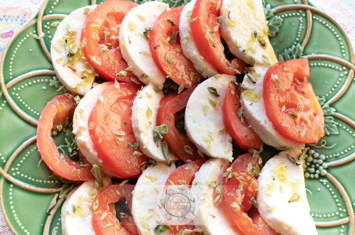Salada de Tomate e Queijo Fresco de Cabra